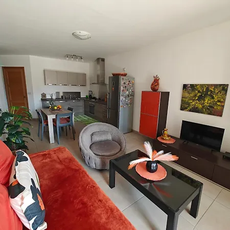 Female Solo Traverels Only & Spacious Vintage & Private Bath & Balcony & * St Paul's Bay