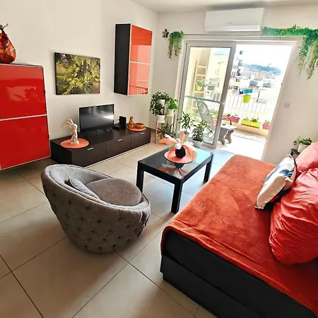 Female Solo Traverels Only & Spacious Vintage & Private Bath & Balcony & Διαμέρισμα *