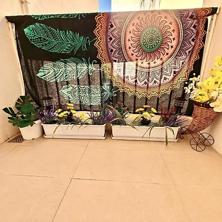 Female Solo Traverels Only & Spacious Vintage & Private Bath & Balcony & Apartament *