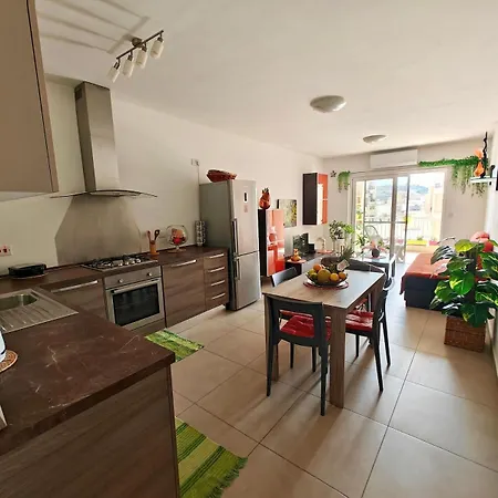 Female Solo Traverels Only & Spacious Vintage & Private Bath & Balcony & *