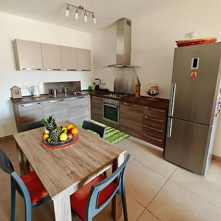 דירה Female Solo Traverels Only & Spacious Vintage & Private Bath & Balcony & *