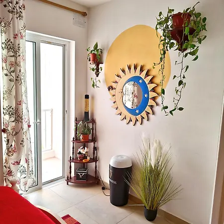 Female Solo Traverels Only & Spacious Vintage & Private Bath & Balcony & *