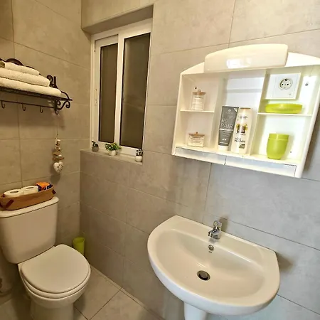 Female Solo Traverels Only & Spacious Vintage & Private Bath & Balcony & דירה *