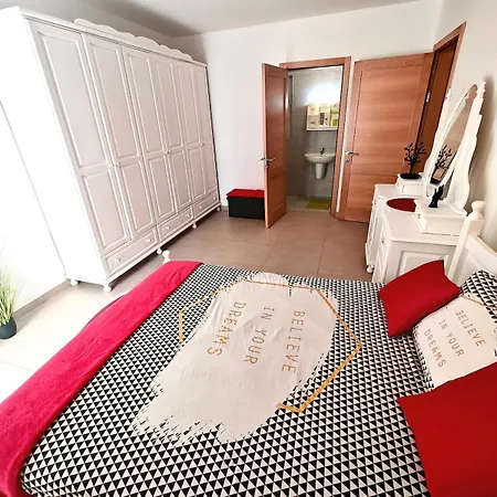 Female Solo Traverels Only & Spacious Vintage & Private Bath & Balcony &