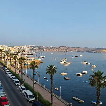 Female Solo Traverels Only & Spacious Vintage & Private Bath & Balcony &