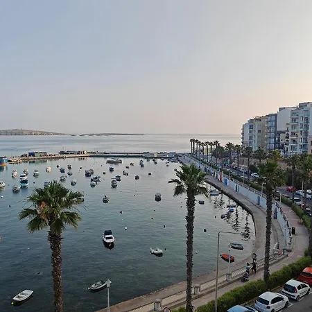 Female Solo Traverels Only & Spacious Vintage & Private Bath & Balcony & St. Paul's Bay